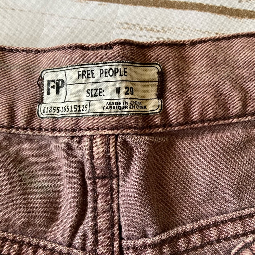 💜FREE PEOPLE lightly distressed jean shorts - Picture 5 of 7